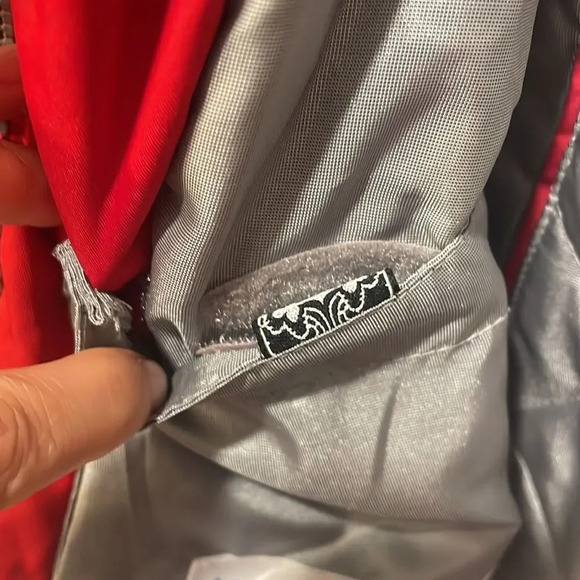 Marker woman’s red ski jacket. The zipper doesn’t work but the snap buttons work - Picture 9 of 12